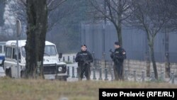 Crnogorska policija osigurava američku ambasadu nakon napada u noći 22. februara. 