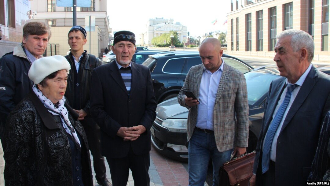 Вахит Имамовка теләктәшлек күрсәтергә килүчеләр. Уңда - Вахит Имамов