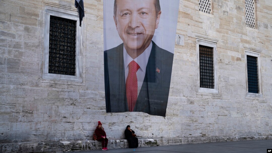 Partidul președintelui Erdoğan a fost pedepsit de turci în aceste alegeri, după ce oamenii consideră că guvernul nu a reușit să îmbunătățească situația economică a țării.