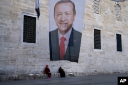 Предвыборное изображение Реджепа Эрдогана на стене мечети в Стамбуле. Март 2024 года