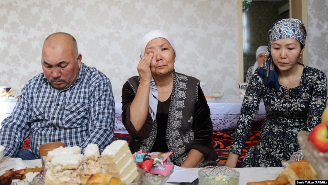 Родители погибшего во время Жанаозенских событий Аманбека Турганбека и его вдова Маншук на поминальном обеде у них дома. Жанаозен, 16 декабря 2017 года. 