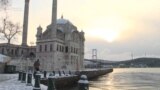 Стамбулдагы ак кар, көк жылгаяк