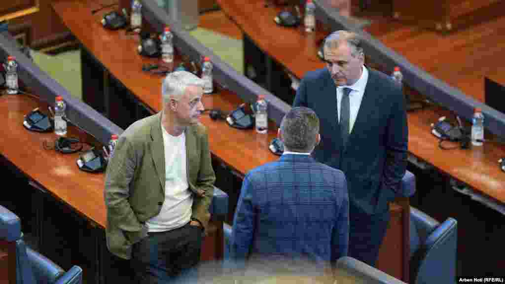 Deputetët e LVV-së, përfshirë Bylbyl Sokolin dhe Mefail Bajqinovcin duke biseduar, teksa prisnin vazhdimin e seancës. 
