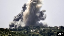 Oblaci dima izbijaju tokom izraelskog bombardovanja sela Alma al-Šab u južnom Libanu 25. aprila 2024. usred tekućih prekograničnih tenzija između Izraela i palestinskih militanata Hamasa u Pojasu Gaze.