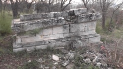 Одна из разрушенных могил на Братском кладбище в Севастополе
