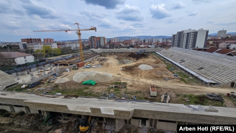 K&euml;shtu duket stadiumi i Gjilanit i fotografuar n&euml; prill nga kameramani i REL-it, Arben Hoti.