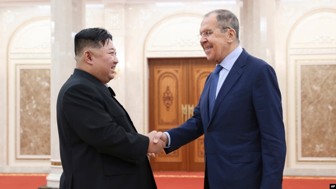 Președintele Coreei de Nord, Kim Jong Un, l-a primit la Phenian pe ministrul rus de Externe, Serghei Lavrov.