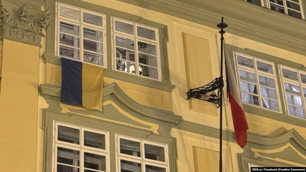 Після того, як новий спікер Палати депутатів Чехії, лідер правопопулістської партії SPD Томіо Окамура розпорядився зняти з будівлі прапор України, депутати від ODS вивісили український прапор з вікна парламентського клубу в будівлі Палати депутатів, 6 листопада 2025 року