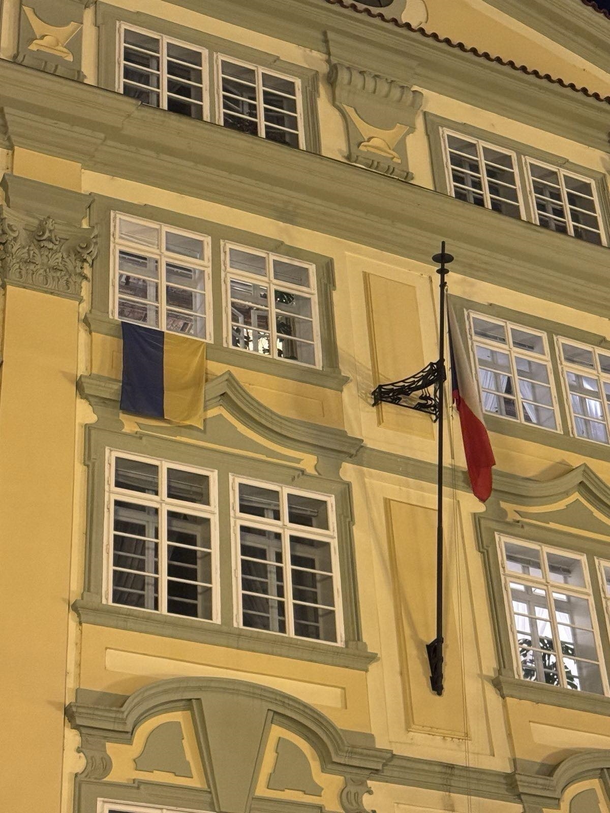 У Раді підняли чеський прапор після зняття українського з будівлі парламенту Чехії