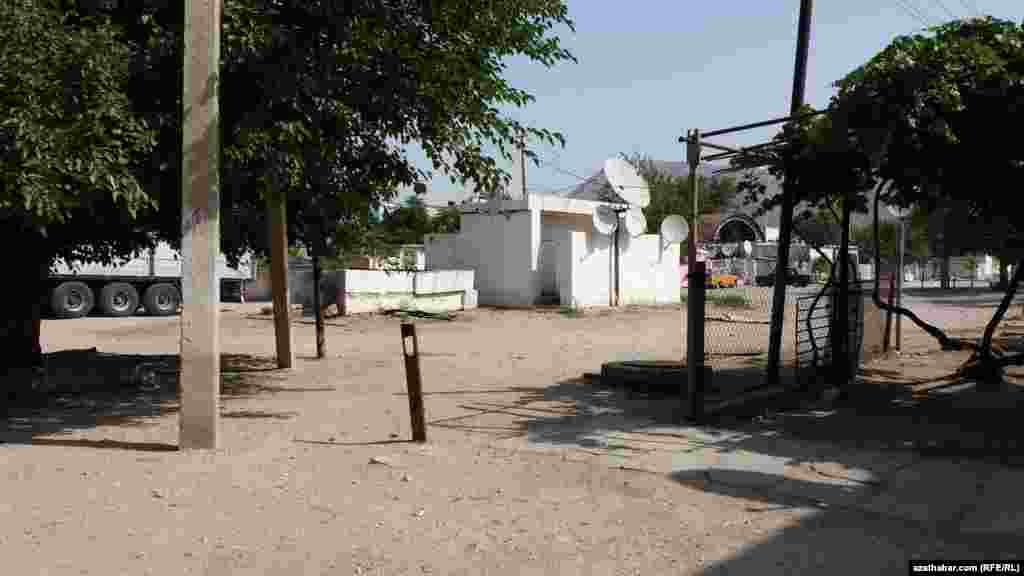 Ýaşaýyş jaýlaryň golaýynda gurlan hajathana. Bu sebitdäki jaýlara nasos arkaly suw çekilen bolsa-da, şol suwlary ýa-da hapa-hupa suwlary akdyrmak üçin kanalizasiýa turbalary ýok. Şol sebäpden hem ýaşaýjylar öýlerinde ýygnanan hapa suwlary bedrelerde toplap, jaýyň daşyndaky hajathanalara dökmeli bolýarlar. Şol bir wagtyň özünde bu jaýlara nasos arkaly çekilen suwuň hem zeňlidigini ýaýajylar belleýärler.