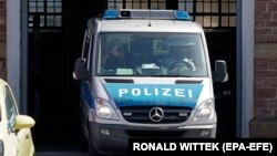 Policija nije saopštila više informacija o žrtvama, odakle je helikopter Robinson R44 poleteo, kao ni mogući uzrok pada