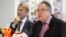 Евроамбасадорот во Македонија Аиво Орав и известувачот на Европскиот парламент за Македонија Ричард Ховит на прес-конференција во Скопје.