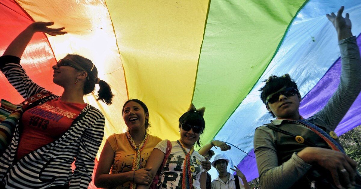 Әйелі қынап пен кончаларын қалай мастурбациялайды Бисексуалдық қалпақ фильмі (орысша аудармасы)