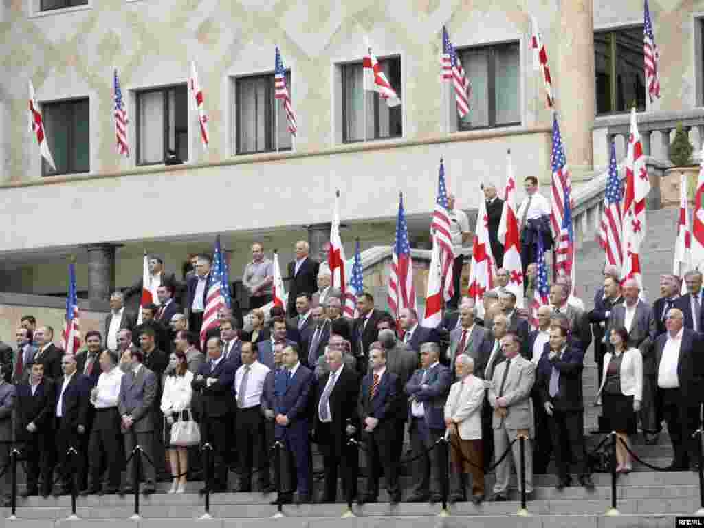 პარლამენტის დეპუტატები შეხვედრის მოლოდინში - პარლამენტის შენობის ეზოში დეპუტატები შეიკრიბნენ.