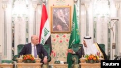 Saudi Arabia's King Salman bin Abdulaziz Al Saud (R) talks with Iraqi Prime Minister Haider al-Abadi in Jeddah