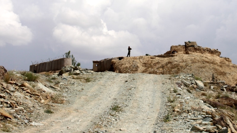 چارواکي: میدان وردګ کې ۵۶ افغان پولیس د طالبانو په لاس اسیر شوي