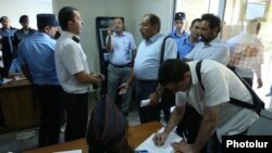 Armenia - Lawyers for arrested radical opposition members argue with security guards at the entrance to a district court in Yerevan, 26Jul2017.