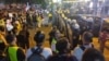 Demonstranti ispred kordona policije kod sedišta SNS
