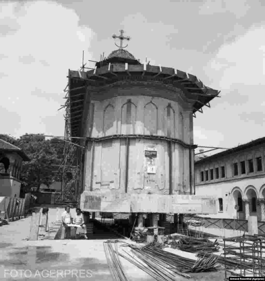 Mutarea bisericii &#39;Schitul Maicilor&#39; din București în 1982.&nbsp;Foto: ARMAND ROSENTHAL Credit: AGERPRES FOTO/ARHIVA ISTORICA