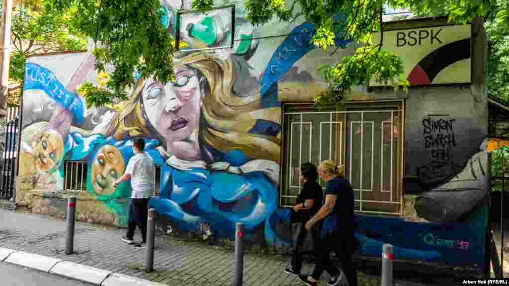 &#39;Iustitia&rsquo;, mural i realizuar nga artisti holandez Simian Switch.&nbsp;