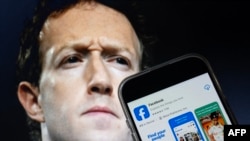 Mark Zuckerberg, CEO la Meta, și un IPhone cu o pagină Facebook, într-un colaj foto creat pe 7 ianuarie. 