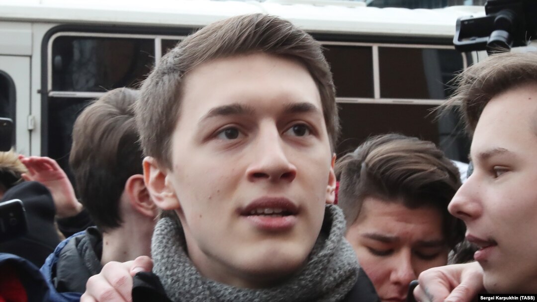 Егор Жуков выходит из суда, 6 декабря 2019 года