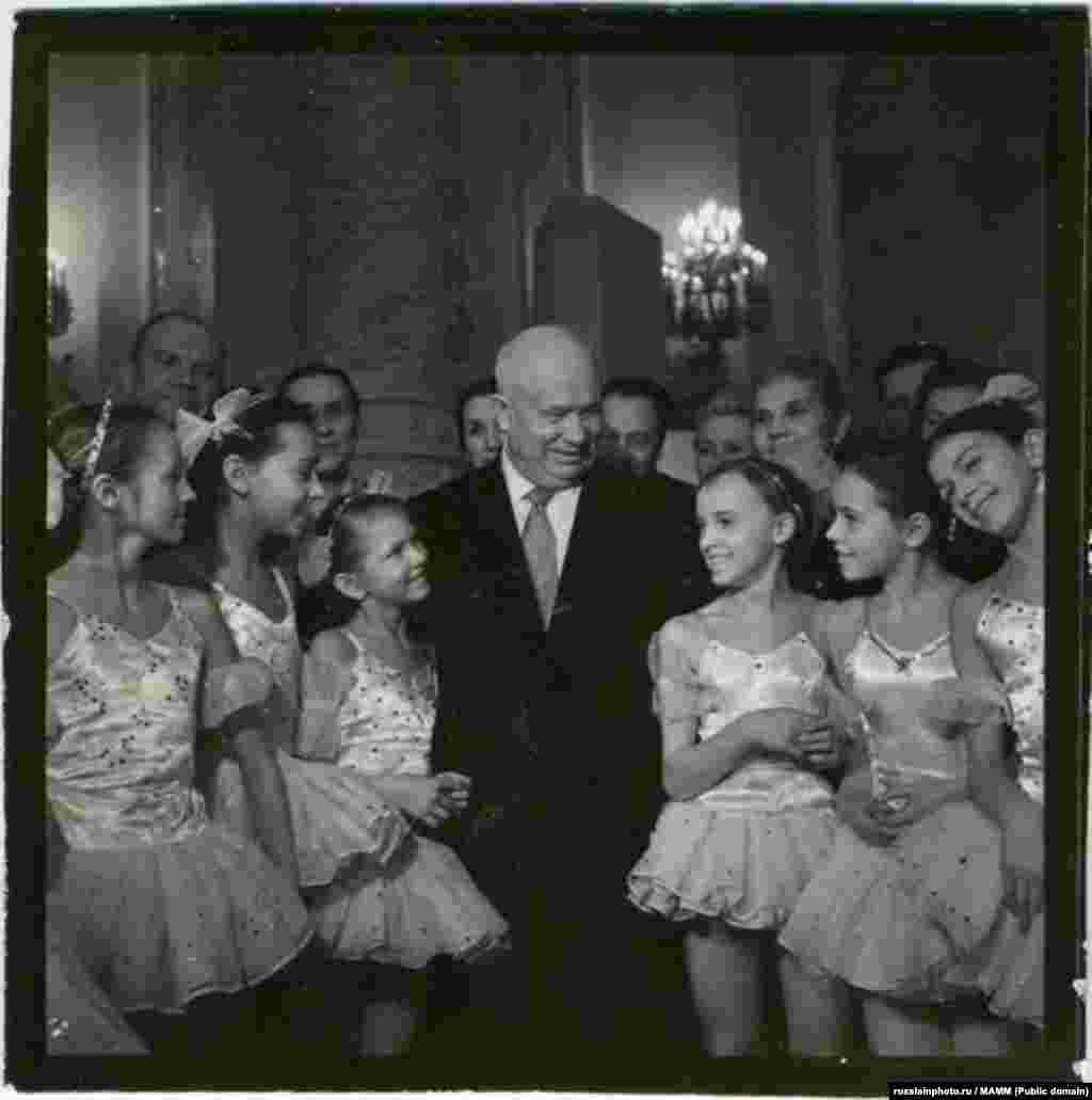 Никита Хрущев на детском Новогоднем празднике в Большом Кремлевском дворце, 1955-1960 год