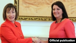 Presidentja Atifete Jahjaga dhe ambasadorja e SHBA-së në Kosovë Trejsi Xhejkobson.