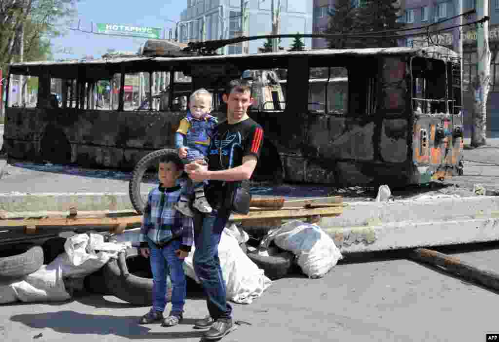 Kramatorsk şəhərində Rusiyameylli qüvvələrlə Ukrayna qoşunları arasındakı döyüşlərdə yandırılmış trolleybus. 
