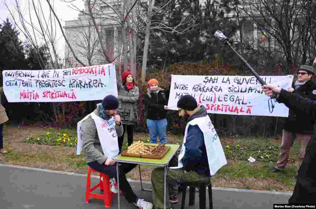 Membri ai Asociației Miliția Spirituală protestînd la București în fața clădirii guvernului. (Fotografii: Marius Stan)