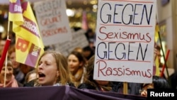 Femrat në Këln të Gjermanisë duke protestuar pas raporteve për vjedhjet dhe sulmet seksuale gjatë festimeve të Vitit të Ri