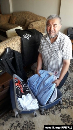 Писатель собирает свой чемодан за день до вылета из Стамбула в Ташкент.