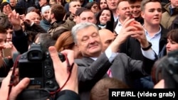 Petro Poroshenko selfi çəkir