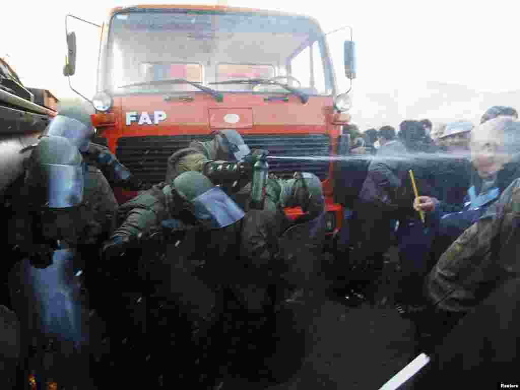 Snage KFOR-a reagovale u selu Jagnjenica, 20.10.2011. Foto: Reuters / Marko Đurica 