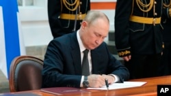 Președintele Rusiei, Vladimir Putin, a semnat un decret care adaptează doctrina nucleară la războiul Rusiei cu Ucraina.