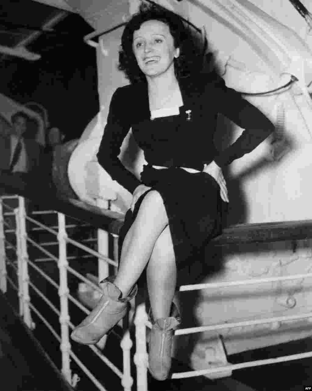 Piaf poses for photographers on October 18, 1947 upon her arrival in New York aboard the "De Grasse."