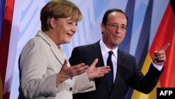 Cancelarul german Angela Merkel și noul președinte al Franței, François Hollande la conferința de presă de la Berlin la 15 mai