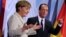 Cancelarul german Angela Merkel și noul președinte al Franței, François Hollande la conferința de presă de la Berlin la 15 mai