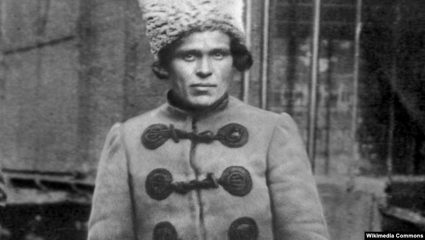естор Махно (1888–1934) – український політичний і військовий діяч, командувач Революційної повстанської армії України, керівник селянського повстанського руху 1918–1921 років, відомий анархіст і тактик ведення партизанської війни