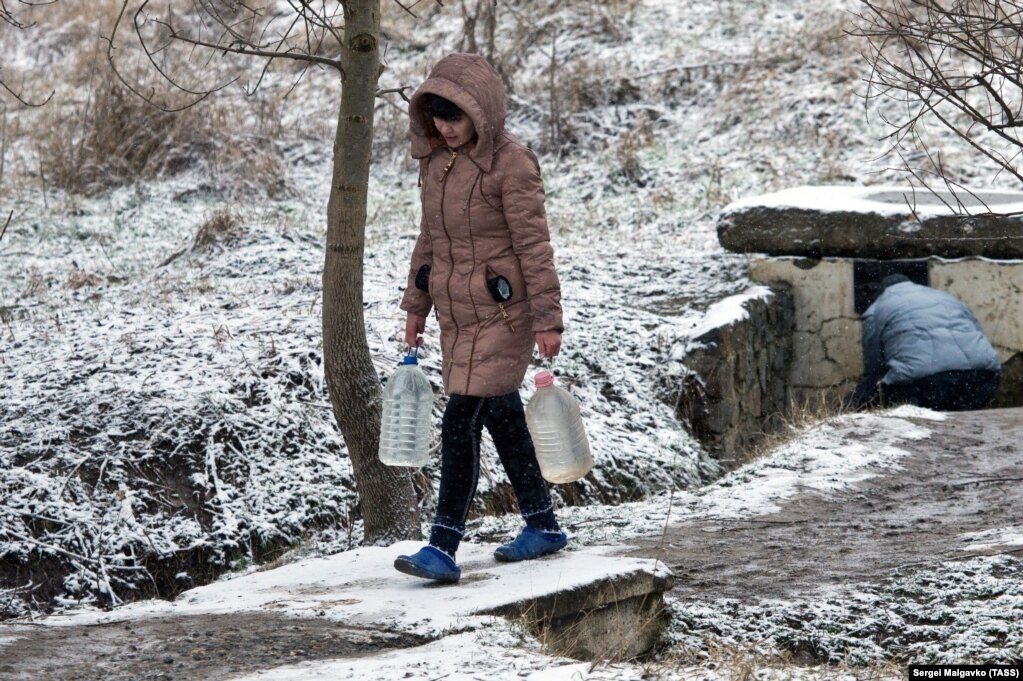 В Крыму усугубилась ситуация с нехваткой воды. Российские власти Симферополя накануне заявили, что запасов водохранилищ на сегодняшний день недостаточно для круглосуточного обеспечения города. По оценке властей, воды хватит на 90-100 дней