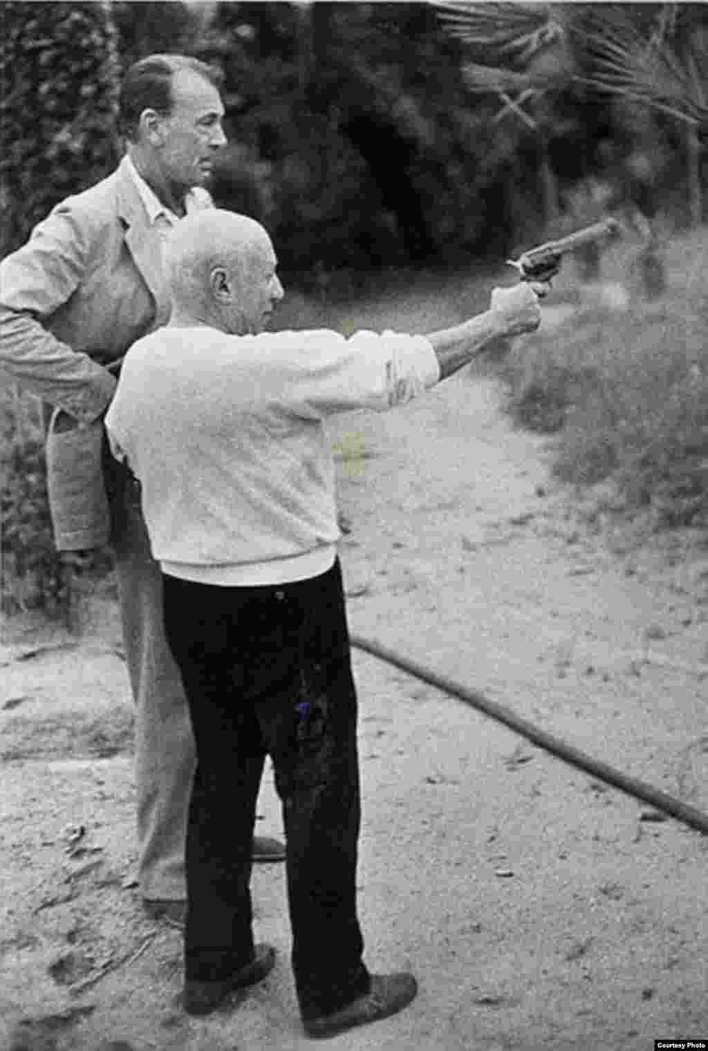 © David Douglas Duncan, Gary Cooper and Picasso with a pistol. La Californie, 1957