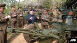 Шимолий Корея раҳбари Ким Чен Ин ҳарбийлар билан.