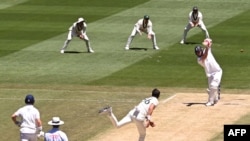 انګلېنډ دا بریا د ډېسېمبر پر ۲۷مه د روان تاریخي اېشیز ټیسټ سېریز په څلورمه لوبه کې ترلاسه کړه.