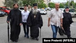 Amfilohije dolazi u zgradu Uprave policije 