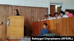 Трибунада Бактыгүл Бозгөрпиева.