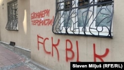 Fasade mnogih zgrada u Beogradu uništene su grafitima protiv studenata u blokadi