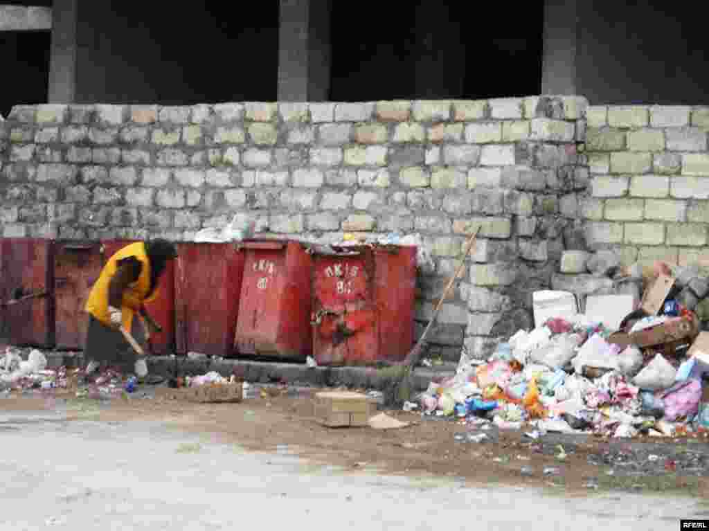 Ətrafa atılan zibillər süpürgəçilərin də işini çətinləşdirir