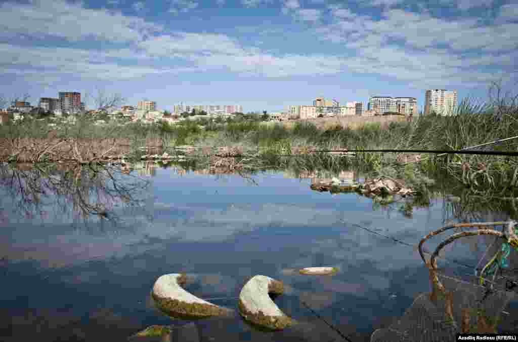 Suyun üzərində zibillərin görsənməsi gölün qurumağa doğru getdiyini göstərir. 