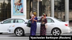 Dy gra me maska në Ashgabat të Turkmenistanit