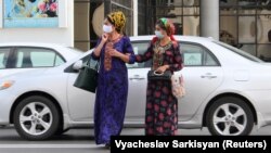 Туркменистан - жени со заштитни маски 